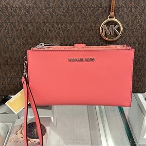 MICHAEL KORS LARGE DOUBLE ZIP WRISTLET WALLET PHONE CASE
Tea Rose